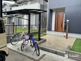家族の自転車を守るサイクルポートのある玄関周り[施工後]