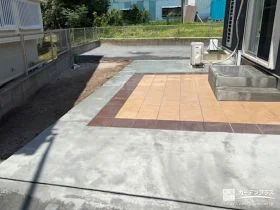 温かみのあるタイルが映えるお庭の土間コンクリート打設工事