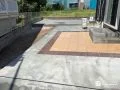 温かみのあるタイルが映えるお庭の土間コンクリート打設工事