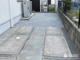 雑草を防ぎ駐車しやすさを高めた土間コンクリートと砂利敷き工事