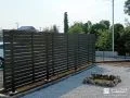割栗石の植栽スペースがアクセントのプライバシー性高いお庭工事