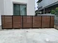 視線をカットする優しい木目調の目隠しフェンス