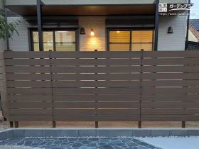木目調で落ち着きをプラスするテラス屋根とフェンスの組み合わせ[施工後]