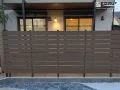 木目調で落ち着きをプラスするテラス屋根とフェンスの組み合わせ