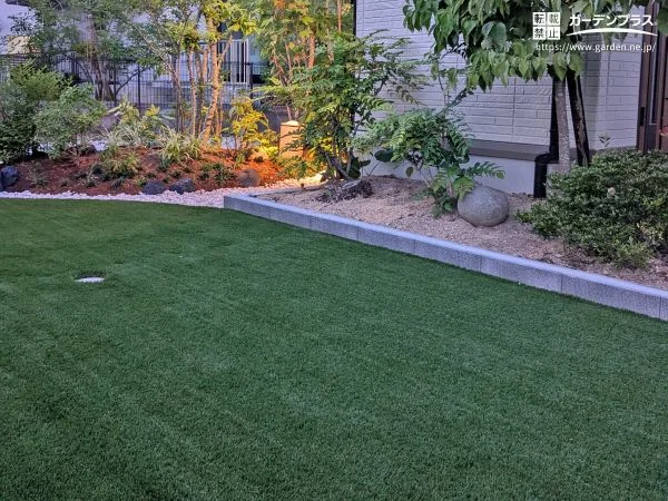 人工芝と砂利で使いやすく整えた裏庭