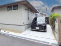シンプルで使いやすいコンクリートの駐車スペース