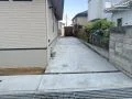 シンプルで使いやすいコンクリートの駐車スペース