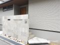斜めに入る浮き階段が印象的な玄関アプローチ