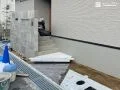 動きを感じる斜めに入る浮き階段が印象的なアプローチ