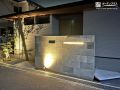 夜の門柱を引き立てるライティング