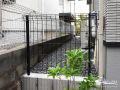 反対側の通路はフェンスを設置しクローズに