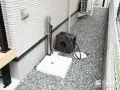 防草シートと砂利で雑草対策した犬走り
