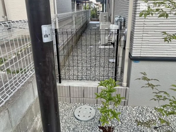 反対側の通路はフェンスを設置しクローズに