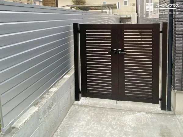 主庭の入り口を守る門扉