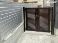 主庭の入り口を守る門扉