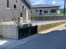 安心を守るメッシュフェンスと土留め[施工後]