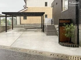 バリアフリーにも配慮した高低差のある新築外構