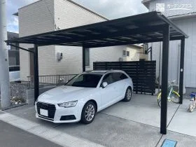 ブラックポリカで引き締めたスタイリッシュな駐車スペース[施工後]