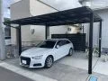 ブラックポリカで引き締めたスタイリッシュな駐車スペース