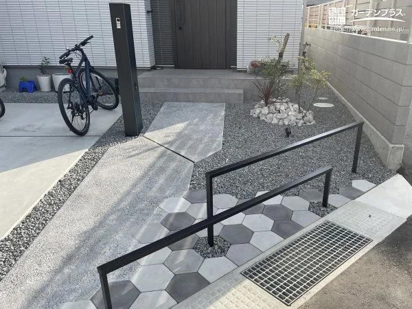 グレーの濃淡が映える個性豊かなアプローチ