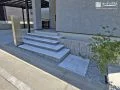 和モダンに魅せる浮き階段アプローチ
