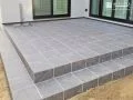 ゆとりある時間を楽しむ3.6m四方のタイルデッキ
