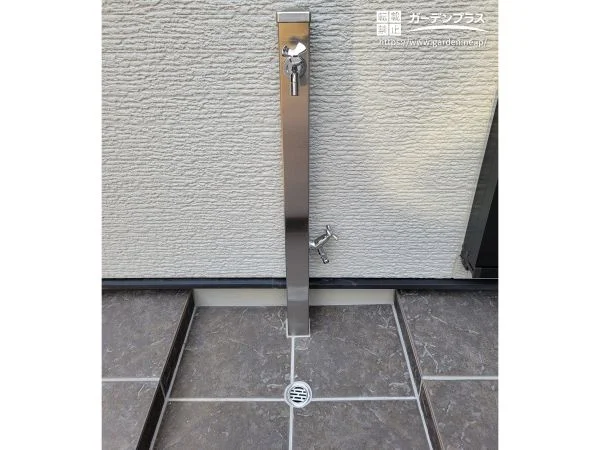 タイルデッキに溶け込むスマートな立水栓