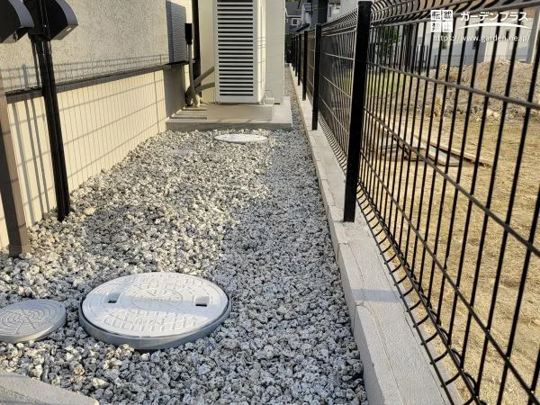 雑草対策万全の犬走り