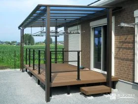 テラス屋根付きウッドデッキで快適に洗濯物が干せる外構工事