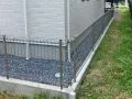 シンプルで機能的な境界フェンスと犬走り