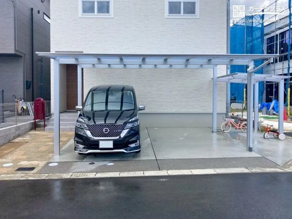 カーポートとサイクルポートが調和するシンプルナチュラル新築外構