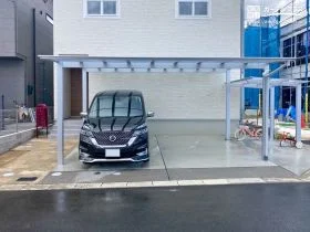 カーポートとサイクルポートが調和するシンプルナチュラル新築外構