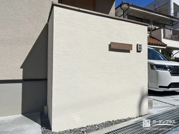 外観に溶け込むナチュラルな門柱