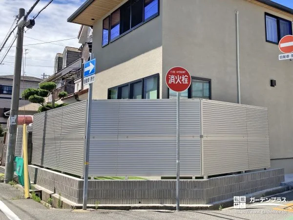 道路沿いでも安心の目隠しフェンス