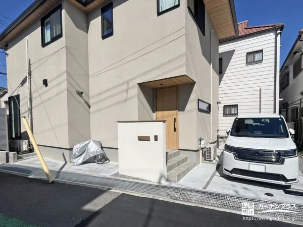 ベージュ外観に調和するやさしい色合の門柱がポイントの新築外構