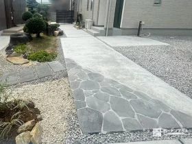 石の質感が映えるアプローチ[施工後]