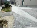 石の質感が映えるアプローチ