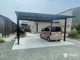 シックにまとまるブラックカーポートの駐車スペース[施工後]