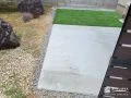 人工芝とウッドデッキで楽しむ主庭空間