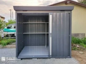 フランネルグレーが映えるモダンな物置[施工後]