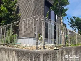 境界フェンスをリフォームしバラを楽しめる空間に整えた工事