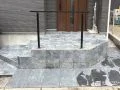 玄関前を石貼りで上品に整え主庭に防草シートを敷設した工事