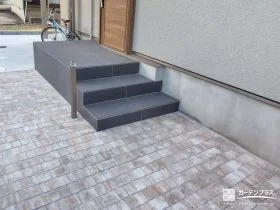 玄関アプローチに平板を敷設し上品で歩きやすい空間に整えた工事