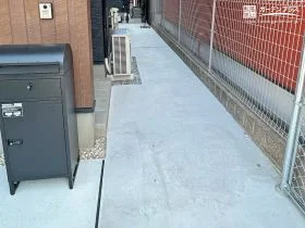 土間コンクリートで舗装した玄関や庭への通路[施工後]