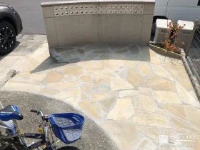 樹木が生えていた前庭を乱形石で舗装し駐輪スペースへ整えた工事