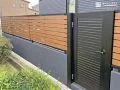 プライバシーと利便性を兼ね備えた目隠しフェンスと門扉