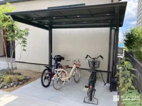 ブラック屋根のサイクルポートで安心感と落ち着きを備えた工事