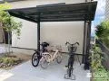 ブラック屋根のサイクルポートで安心感と落ち着きを備えた工事