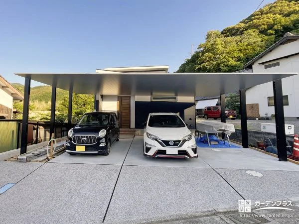 存在感抜群のカーポートSC3台用。統一感のあるモダン新築外構