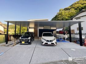 存在感抜群のカーポートSC3台用。統一感のあるモダン新築外構